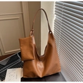Gros plan du sac cabas marron en similicuir avec pochette assortie dans un décor de bureau - Marron