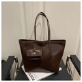 Dettaglio della borsa tote marrone vintage con mini portamonete e finitura lucida elegante - caffè