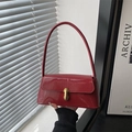 Bolso de hombro de charol rojo brillante con hebilla metálica en forma de U dorada - Rojo