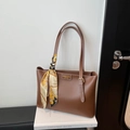 Bolso tote de cuero marrón con bufanda de seda y logotipo de moda para el trabajo - Marrón