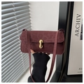 Schultertasche in Burgunderrot mit Leopardenmuster, Goldverschluss und Retro-Form - Rot