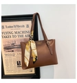 Dunkelbraune Leder-Tote-Bag mit Seidenschal und geprägtem Text auf glattem Leder - Kaffeebraun