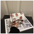 Minimalistische witte crossbodytas met rode aardbeienprint en fijne zilveren ketting - Aardbei Wit