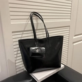 Grande borsa tote nera lucida con portamonete abbinato su libri decorativi bianchi - Nero