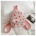 Mini zaino in velluto rosa con stampa fragola mostrato in un ambiente accogliente - Rosa