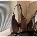 Grand sac fourre-tout marron foncé en similicuir avec petite pochette assortie - café