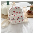 Dettaglio di mini zaino vintage in velluto a coste con stampe di fragole e tessuto tramato - Bianco Sporco