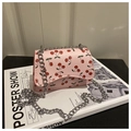 Roze crossbodytas met kersenprint en een zilveren ketting schouderriem - Kers Roze