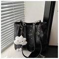 Dettaglio borsa shopper nera con stelle lune catena dorata e ciondolo a nuvola - Nero Con Ciondolo A Nuvola