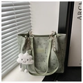 Dettaglio della borsa tote verde chiaro con stampe di stelle e lune e ciondolo nuvola - Verde Con Ciondolo A Nuvola