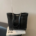 Bolso tote grande de ante negro con ribete de cuero y logotipo dorado para mujer - Negro