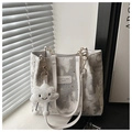 Dettaglio della borsa tote con ritagli a stella e luna e ciondolo a nuvola - Bianco Con Ciondolo A Nuvola