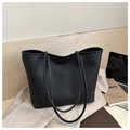 Primer plano de bolso tote de cuero granulado negro con grabado FASHION & BAGS - Negro