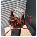 Detail der Mini-Tasche mit Leopardenmuster, roten Schleifen und Spitzengriffen - Roter Leopard