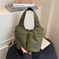 Minimalistische olivgrüne Nylon-Tragetasche mit Vordertaschen für Damen Freizeitlook - Grün