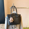 Vintage graue Tragetasche mit Goldschnalle und Teddybär-Anhänger auf beigem Blazer - Mit Anhänger / Schwarz