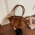 Sac à main en daim marron au design de forme dumpling avec double poignée et bandoulière fine - Marron
