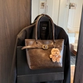 Retro tiefbraune Kunstleder-Tote-Bag mit Goldschnalle und süßem Plüschhund-Anhänger - Mit Anhänger / Braun