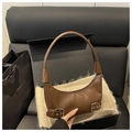 Detail van donkerbruine PU-lederen hobo-tas met zilveren gespen in luxe geschenkdoos - Bruin
