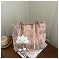 Borsa tote in tela rosa con motivi a stelle e ciondolo a nuvola su tavolo in legno - Rosa Con Ciondolo A Nuvola