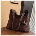 Dettaglio della borsa tote marrone caffè vintage con cuciture a contrasto e nodo a spalla - caffè