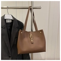 Detaillierte Nahaufnahme der braunen Ledertasche mit goldener Metallschnalle am Ständer - Braun