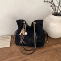 Detalle de bolso tipo cubo de ante negro con cadena dorada y colgantes de deporte - Con Colgante / Negro