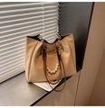 Elegante bolso tote beige con cadena de perlas y correas marrones para uso diario - Caqui