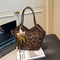 Sac à main léopard en cuir marron avec lettrage JH et un petit pendentif ours - Avec pendentif / Léopard Café