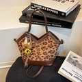 Sac bandoulière vintage léopard en cuir marron avec pendentif ours mignon inclus - Avec pendentif / Léopard Marron