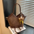 Sac à main matelassé en daim marron avec pendentif ours et bandoulière réglable - Avec pendentif / Café