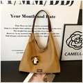 Khaki Wildleder Shopper mit braunem Lederriemen und niedlichem Hundeanhänger Detail - Khaki Mit Anhänger