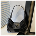 Detalle del bolso de media luna en cuero negro con tachuelas plateadas y herrajes - Negro