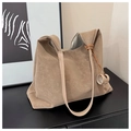 Dettaglio della borsa tote in pelle kaki con trama retrò e decorazione laterale a nodo - Cachi