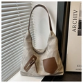 Detalle del bolso de lona gris con parches de cuero marrón y bolsillo de estilo retro - Gris