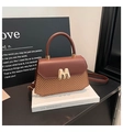Sac bandoulière vintage en paille marron avec rabat en cuir et logo M doré - Café