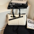 Sac fourre-tout beige minimaliste avec poignées noires contrastées et boucles dorées - Blanc