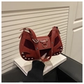 Detalle de bolso de hombro en cuero rojo y ante con remaches y anillas metálicas - Rojo
