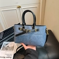 Sac bandoulière en denim bleu avec poignées noires et détail de boucle dorée - Bleu et Noir