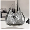 Vista dettagliata della borsa tote argento con texture stropicciata e cordoncino - Argento Senza Ciondolo