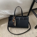 Borsa tote nera testurizzata vintage con cinturino in pelle e ciondolo con perline - Nero Con Ciondolo