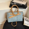 Sac à main patchwork en denim bleu clair avec lanières en cuir brun et boucle dorée - Bleu et Marron