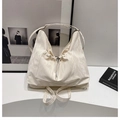 Vista dettagliata della borsa tote in PU bianco con tasca a coulisse e anelli in metallo - Bianco Senza Ciondolo