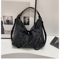 Bolso tote negro minimalista con textura plisada para la oficina y uso informal - Style Without Charm / Negro Sin Colgante