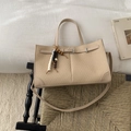 Borsa tote intrecciata beige con finiture in pelle e nappa di perline in legno naturale - Bianco panna con pendente