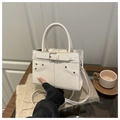 Schicke beige Umhängetasche mit Nietendetails und Ziergürtel in einem modischen Design - Weiß