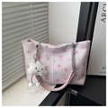 Dettaglio della borsa tote floreale rosa con catena argento e ciondolo a nuvola - Con Ciondolo / Rosa