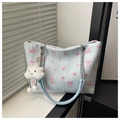 Dettaglio della borsa tote floreale azzurra con catena d'argento e ciondolo a nuvola - Con Ciondolo / Blu