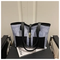 Bolso tote informal grande con patrón de mármol azul claro con asas negras y hebilla dorada - Azul y Negro