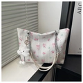Dettaglio della borsa a fiori con motivi di rose rosa e un ciondolo a nuvola morbido - Con Ciondolo / Bianco